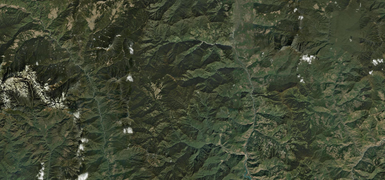 Satellite map of Thrumshing La Road